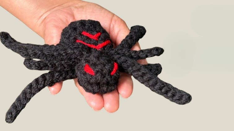 Crochet Halloween Spider Amigurumi Pattern – Easy Spooky Decor Ideas