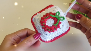 Easy & Cute Crochet Wreath Earpod Cover Christmas Pattern
