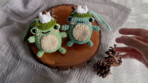 Crochet Santa Frog Patterns No-Sew Christmas Plushie Ideas