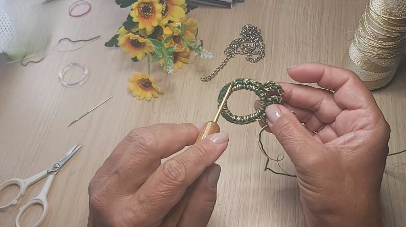 Crochet Necklace Pattern with Elegant Lace Design
