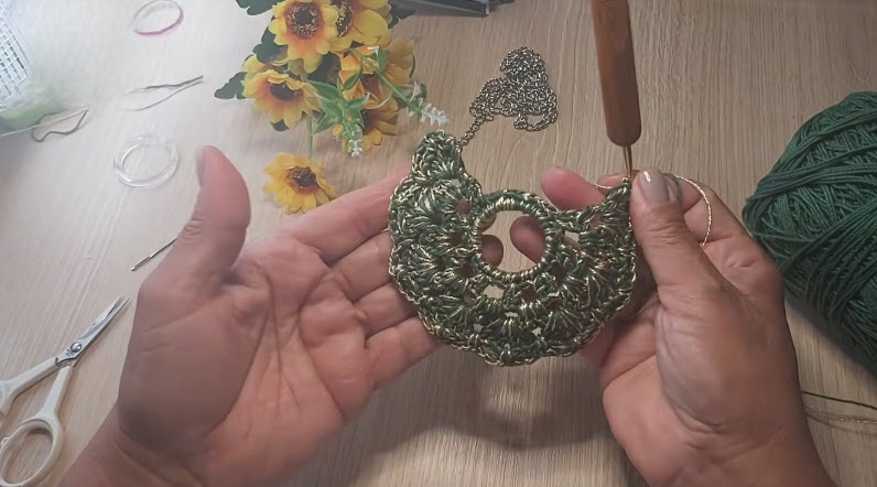 Crochet Necklace Pattern with Elegant Lace Design