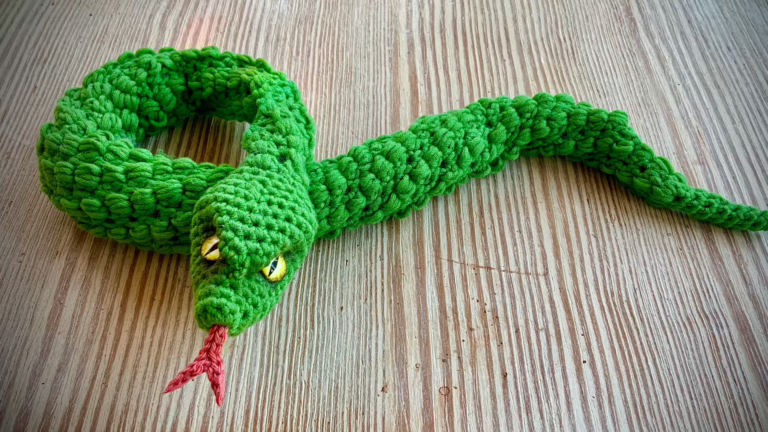 Crochet Snake Amigurumi Pattern with Curved Body Design