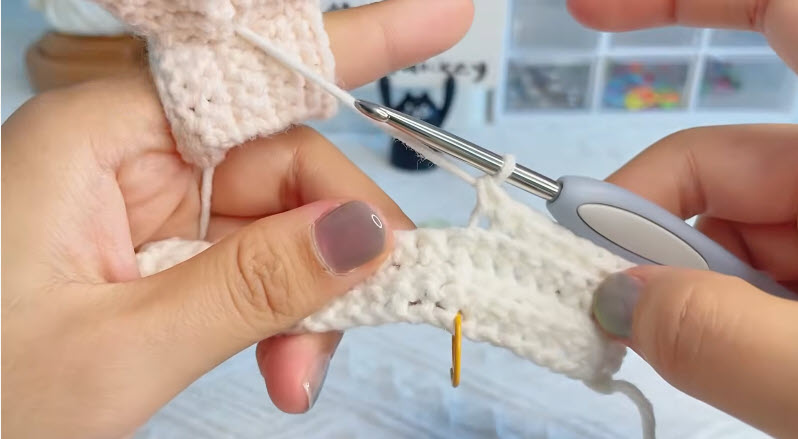 Crocheting even rows for a fingerless glove panel