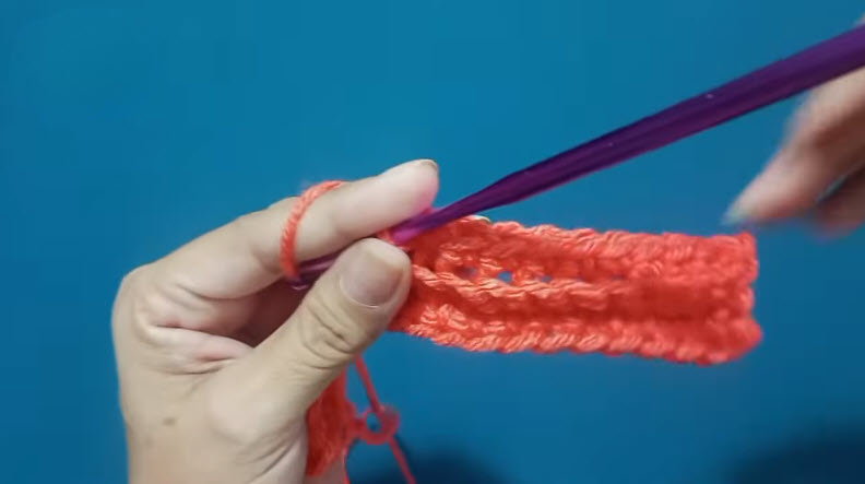 two-tone crochet sweater ribbing pattern close up