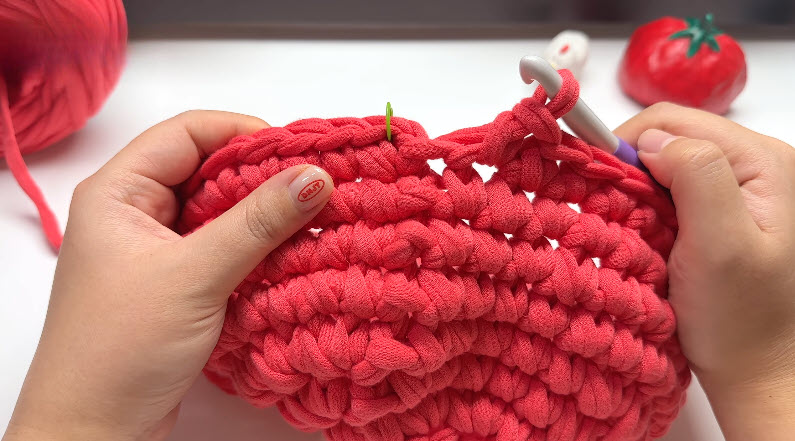 Building crochet piggy bank body rounds