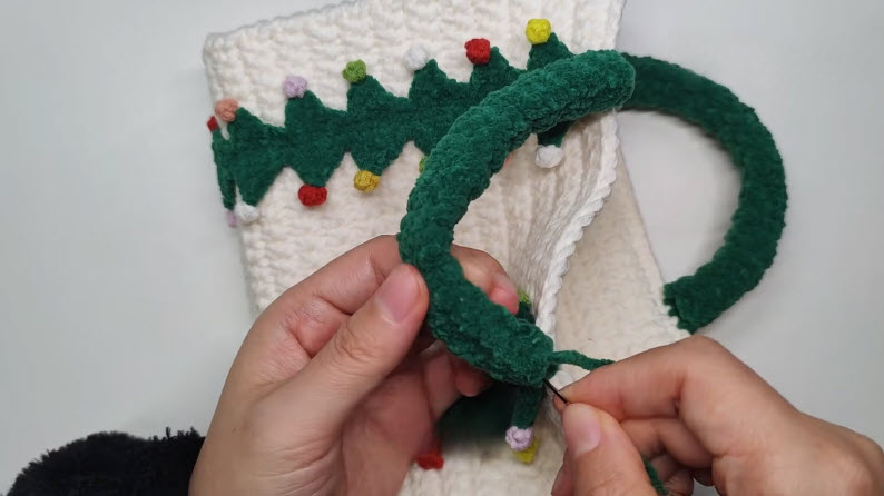 Green crochet handle attached to Christmas tree tote bag