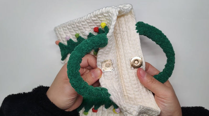 Magnetic snap sewn inside crochet Christmas tree bag