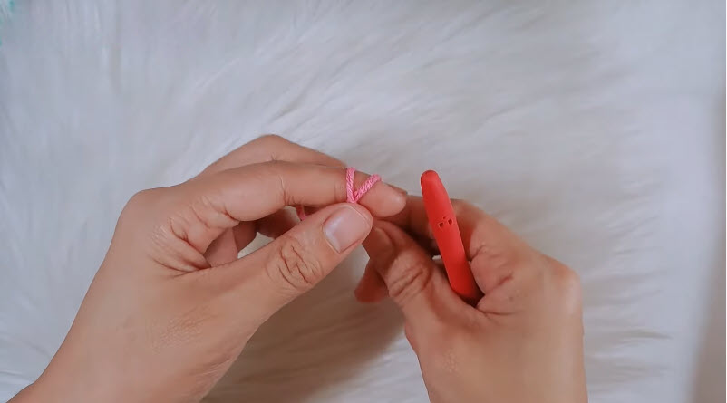 Making a slip knot with pink crochet yarn