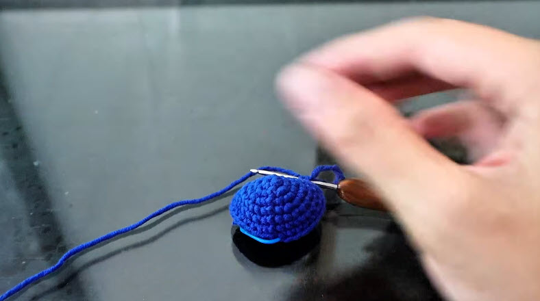 Rounded blue base shaped with single crochets.