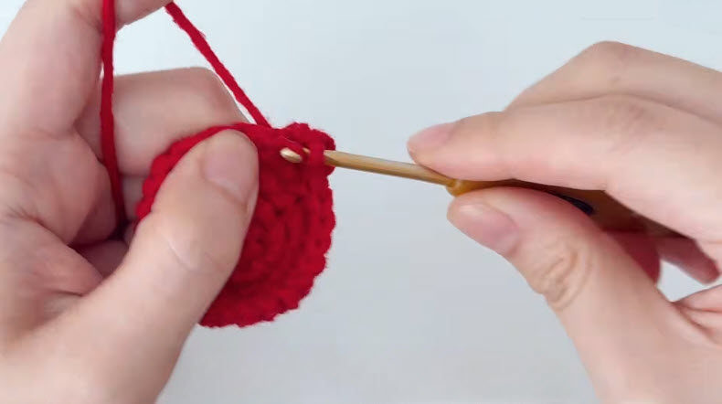 Single crochet increase round shaping head