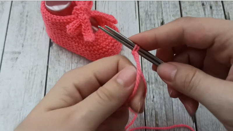 Slip knot start for coral knitted baby bootie