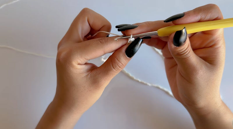 Slip knot with white yarn