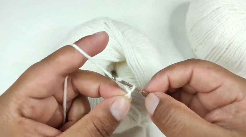 Starting a crochet loop with white cotton yarn