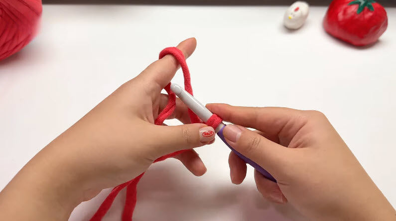 Starting magic ring for crochet piggy bank