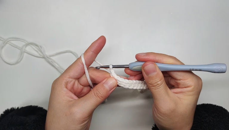 Turning chain single crochet row on white bag