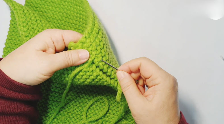 Weaving in loose yarn ends neatly