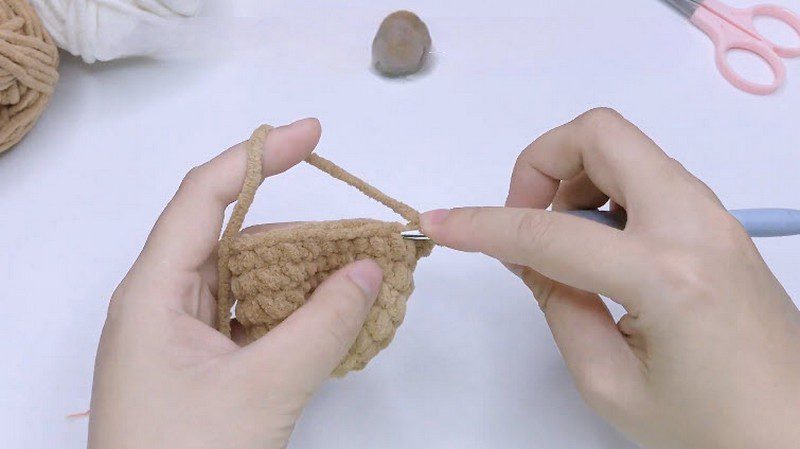 Crochet the brown head rounds with increases for the crochet sleeping bear pattern.