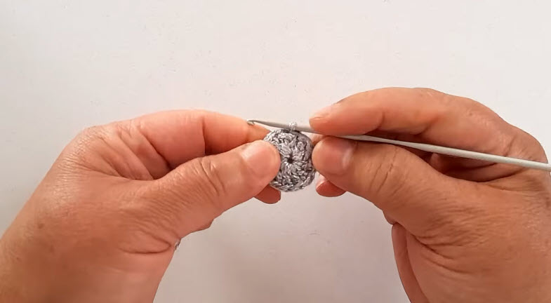 Small round base for the first prayer bead
