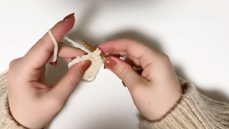 Pulling up a loop to work the next stitch along the row